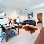 Апартаменты Luxury Little Gem Mercury Tower W Rooftop Pool By Arco Collection